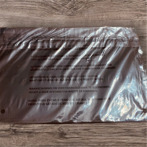 Tom Ford Pouch Black Pebble With Gold Hardware - Picture 4 of 4